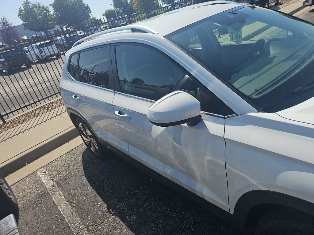 Used 2025 Volkswagen Taos SE AWD/4WD image 4