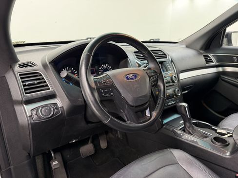 Used 2017 Ford Explorer XLT image 12