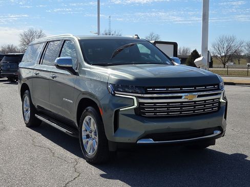 Used 2023 Chevrolet Suburban Premier image 1