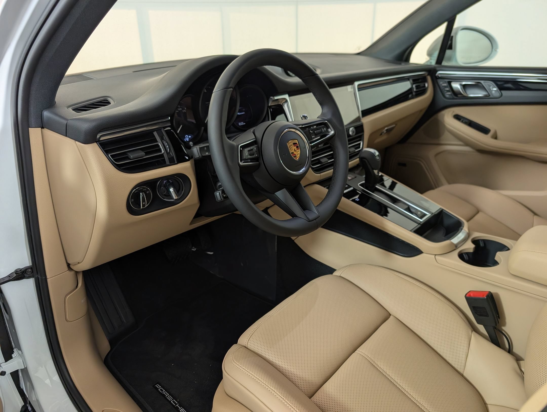 Certified 2026 Porsche Macan AWD/4WD image 4