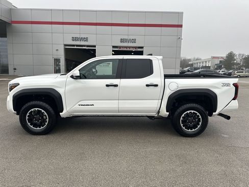 Certified 2025 Toyota Tacoma TRD Off-Road AWD/4WD image 8