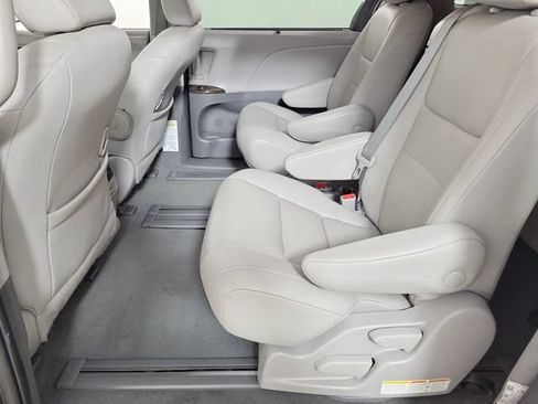 Used 2020 Toyota Sienna XLE Premium FWD image 12