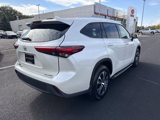 Used 2021 Toyota Highlander XLE AWD/4WD image 12