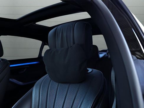 Used 2022 Mercedes-Benz S 500 4MATIC w/ AMG Line Package image 17