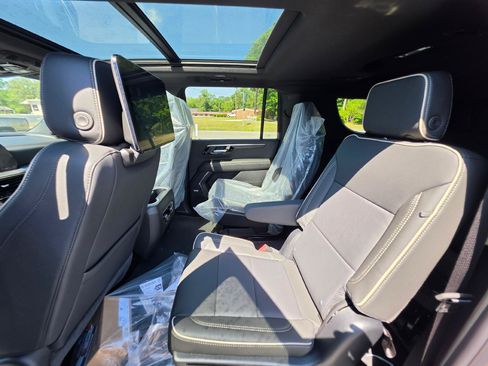New 2026 Chevrolet Suburban Premier AWD/4WD image 11