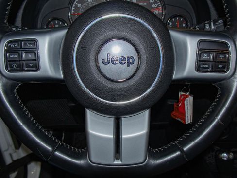 Used 2016 Jeep Wrangler Unlimited Rubicon AWD/4WD image 9
