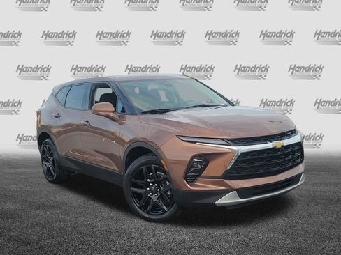 Used 2023 Chevrolet Blazer LT image 2