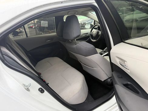 Used 2021 Toyota Corolla LE w/ Carpet Mat Package (TMS) FWD image 26