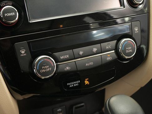 Used 2016 Nissan Rogue SL w/ SL Premium Package image 46