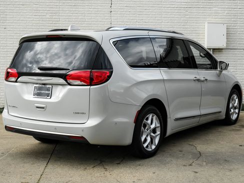 Used 2020 Chrysler Pacifica Limited w/ Advanced Safetytec Group FWD image 8