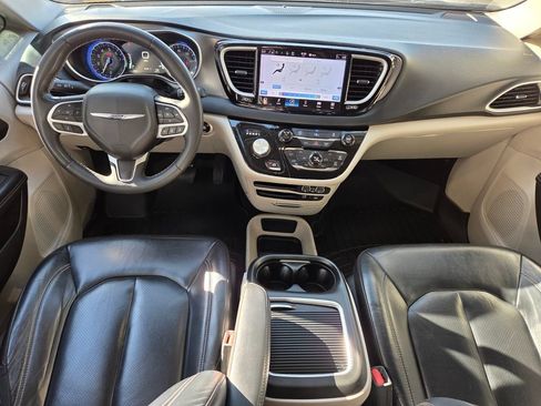 Used 2022 Chrysler Pacifica Touring-L FWD image 16