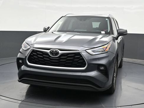 Used 2021 Toyota Highlander XLE AWD/4WD image 9