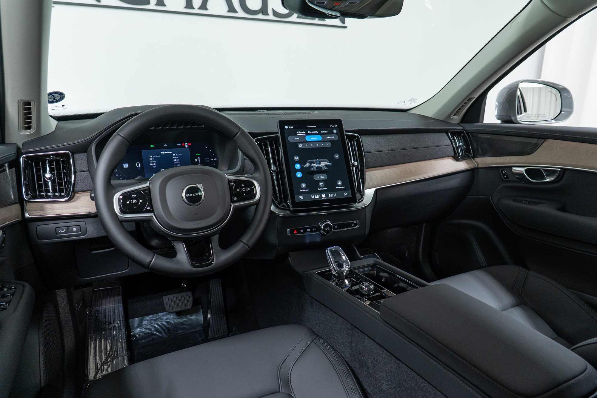 New 2026 Volvo XC90 T8 Plus w/ Protection Package Premier AWD/4WD image 16