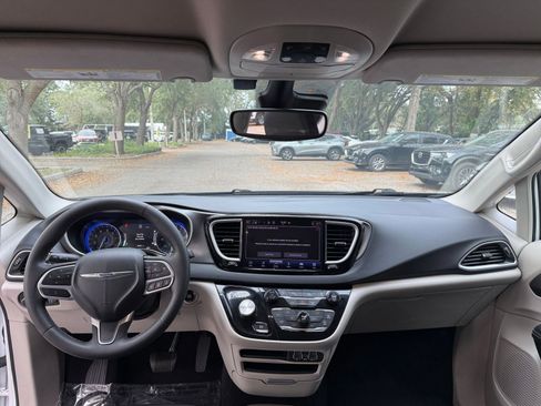 Used 2023 Chrysler Pacifica Touring-L image 30