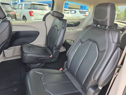 Used 2023 Chrysler Pacifica Touring-L FWD image 12