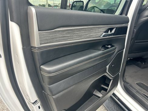 Used 2024 Jeep Wagoneer L Series II image 22