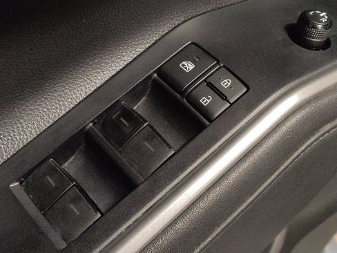 Used 2020 Toyota Highlander LE image 27