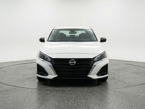 Used 2025 Nissan Altima 2.5 SV FWD image 2