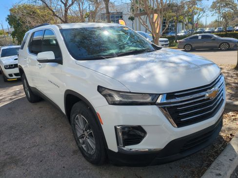 Used 2022 Chevrolet Traverse LT image 2