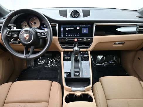 Certified 2025 Porsche Macan AWD/4WD image 6