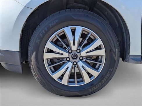 Used 2017 Nissan Pathfinder SV image 9
