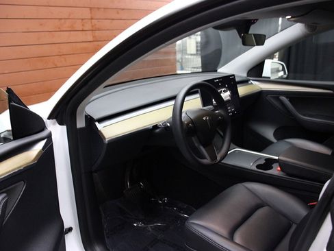 Used 2023 Tesla Model Y 2WD image 8