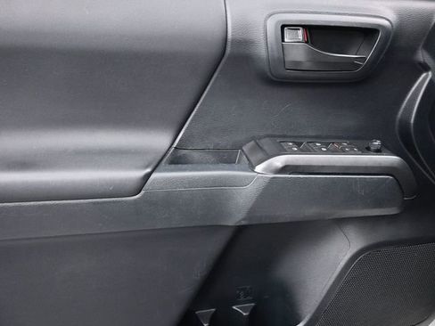 Used 2019 Toyota Tacoma TRD Off-Road w/ Technology Package image 20