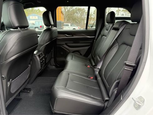 Used 2025 Jeep Grand Cherokee Limited w/ Black Appearance Package AWD/4WD image 24