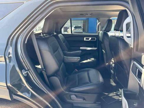 Used 2022 Ford Explorer XLT w/ Equipment Group 202A AWD/4WD image 25