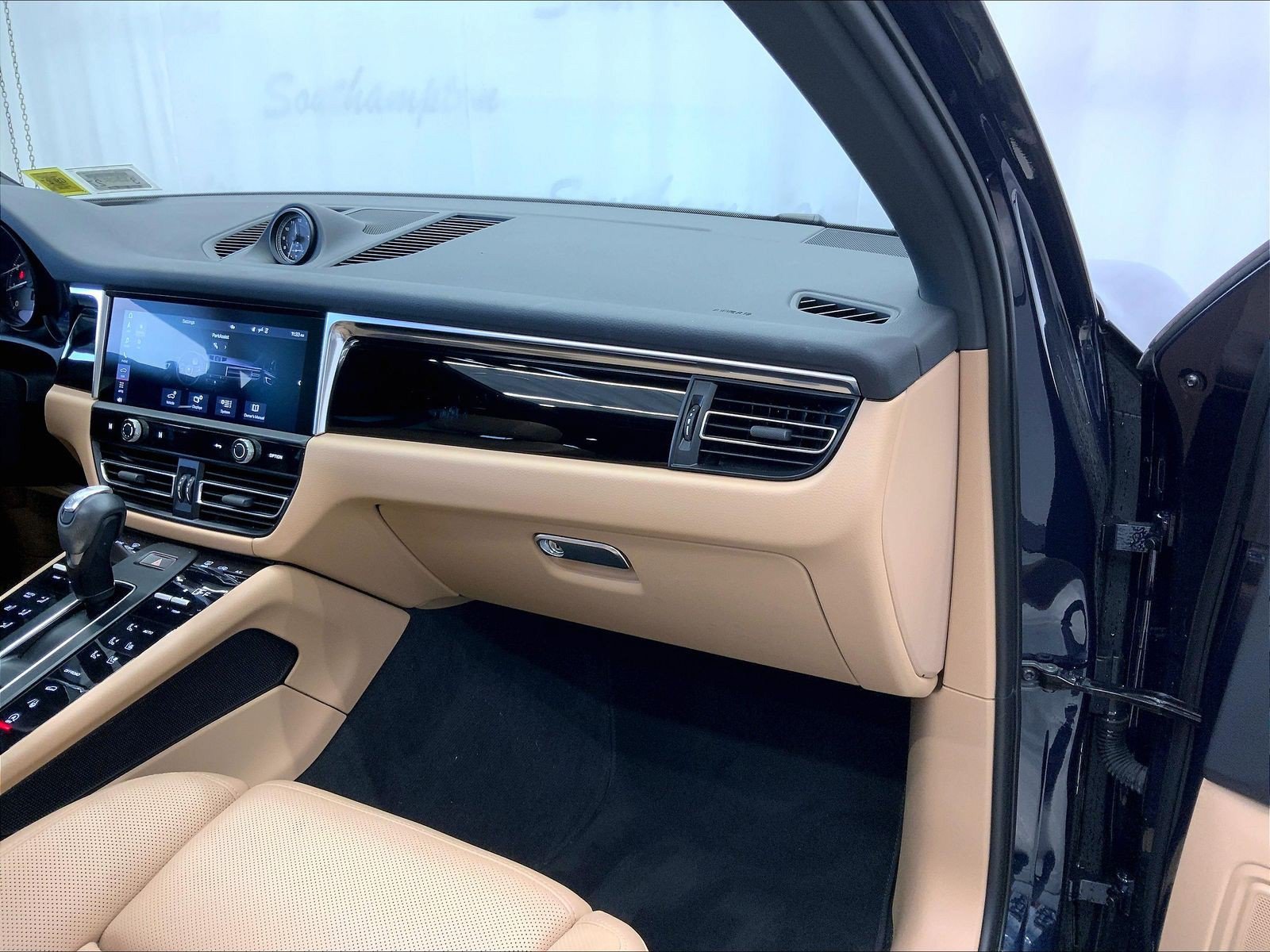 Certified 2023 Porsche Macan AWD/4WD image 22