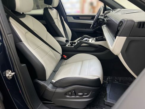 Used 2024 Porsche Cayenne Base image 25