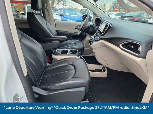 Used 2023 Chrysler Pacifica Touring-L image 11