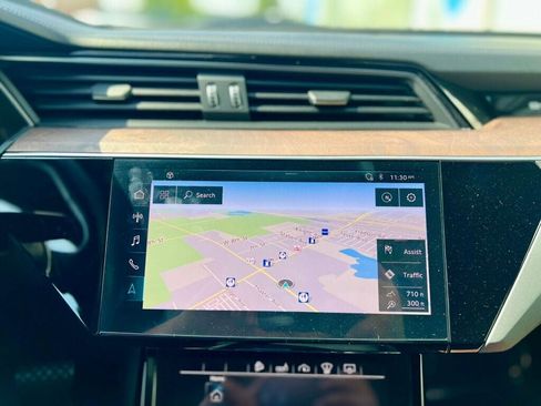 Used 2019 Audi e-tron Prestige w/ Prestige Package image 22