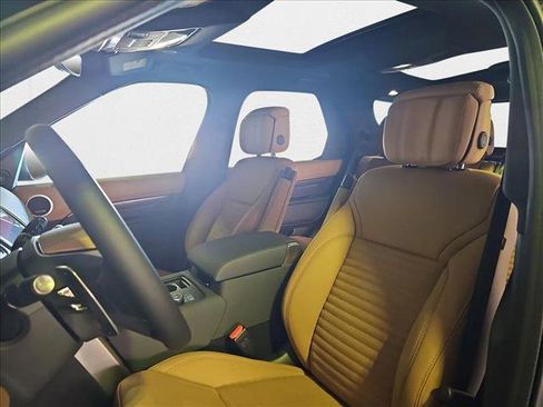 New 2024 Land Rover Discovery Metropolitan Edition image 15