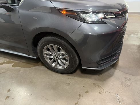 Used 2025 Toyota Sienna LE image 32