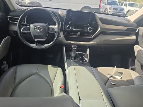 Used 2020 Toyota Highlander XLE image 14