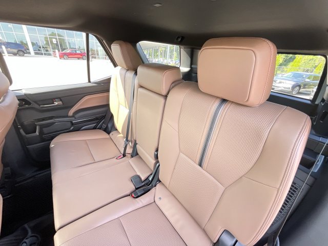 Used 2025 Toyota 4Runner Limited AWD/4WD image 17