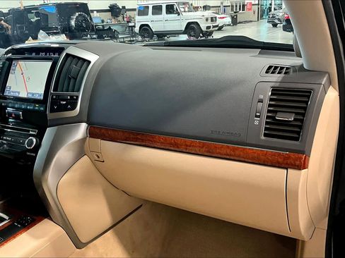 Used 2015 Toyota Land Cruiser image 17