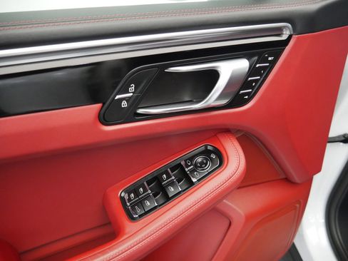 Certified 2023 Porsche Macan S image 18