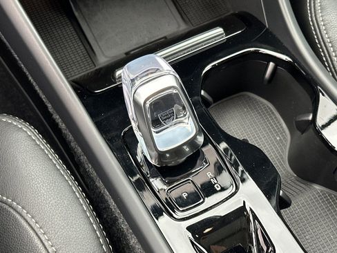 Used 2025 Volvo XC40 B5 Plus image 21