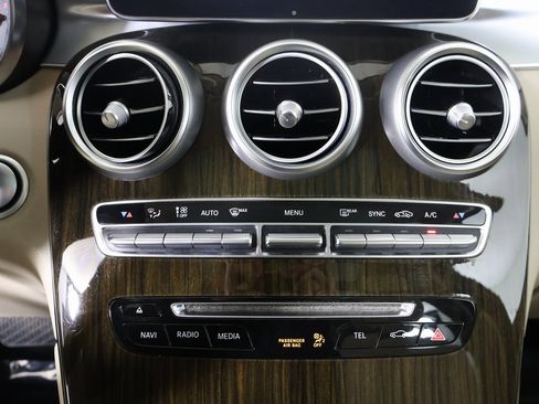 Used 2017 Mercedes-Benz GLC 300 4MATIC image 4