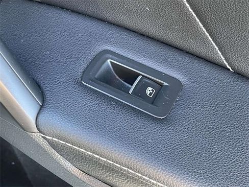 Used 2022 Volkswagen Tiguan SE image 17