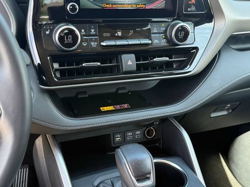 Used 2025 Toyota Highlander XLE FWD image 19