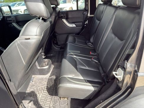 Used 2015 Jeep Wrangler Unlimited Rubicon image 24