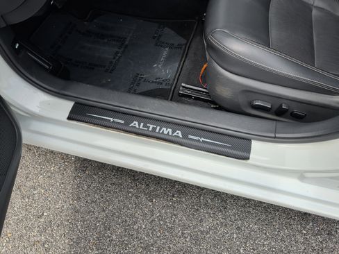 Used 2019 Nissan Altima 2.5 Platinum FWD image 11