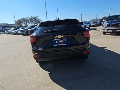 Used 2025 Chevrolet Trax LS image 7