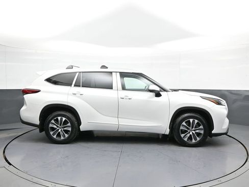 Certified 2023 Toyota Highlander XLE image 5
