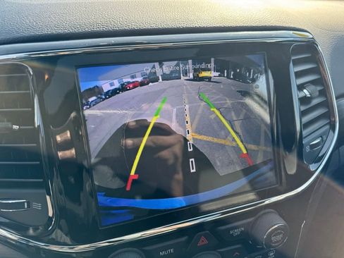 Used 2019 Jeep Grand Cherokee Altitude image 27