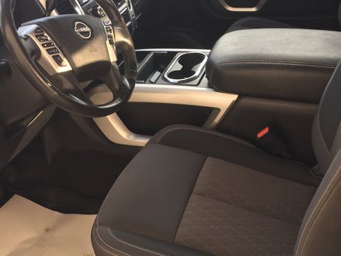 Used 2024 Nissan Titan SV w/ SV Convenience Package image 10