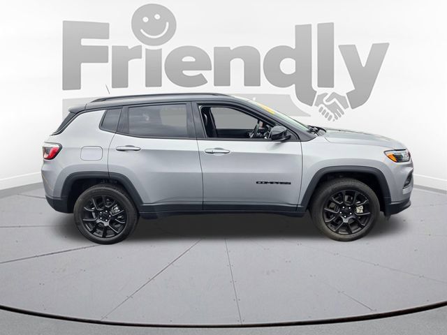 Used 2023 Jeep Compass Latitude w/ Convenience Group AWD/4WD image 4